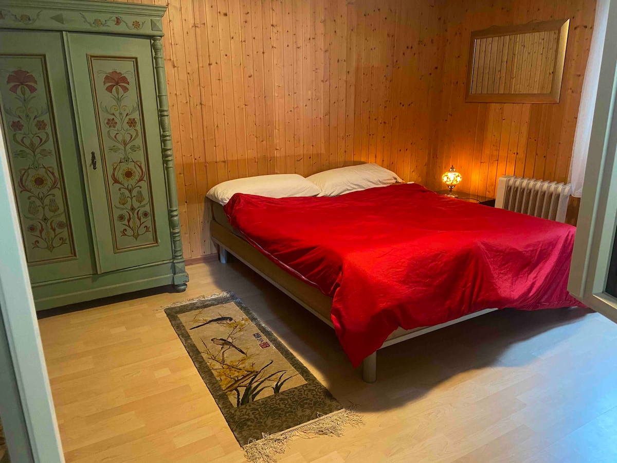 Първа спалня с легло 1,60 м с механизъм Bico-Flex, паркет, музикална кутия, дистанционно управление за регулиране на светлината, мрежи против комари