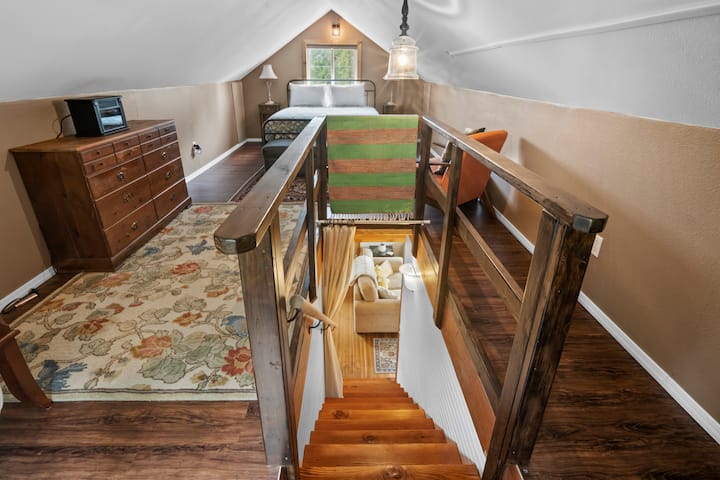 Скалите можеби се стрмни, но приватното поткровје со удобното писателско катче го прави искачувањето целосно вредно! ️✨