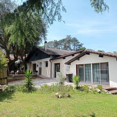 Pleasant 200 m2 house with jacuzzi, 5 min to the beach