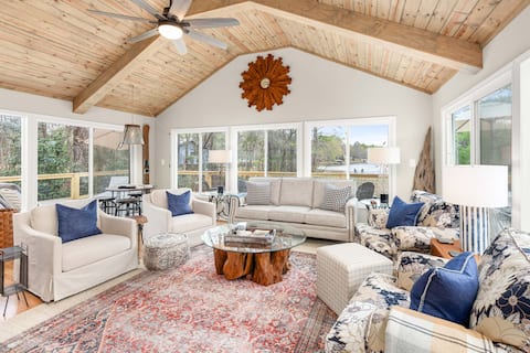 Lakefront House w/ Dock, Pickleball, & Firepit