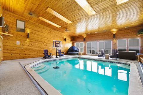 Luxury Lakehouse: Indoor Pool, Golf Sim, Sleeps 24