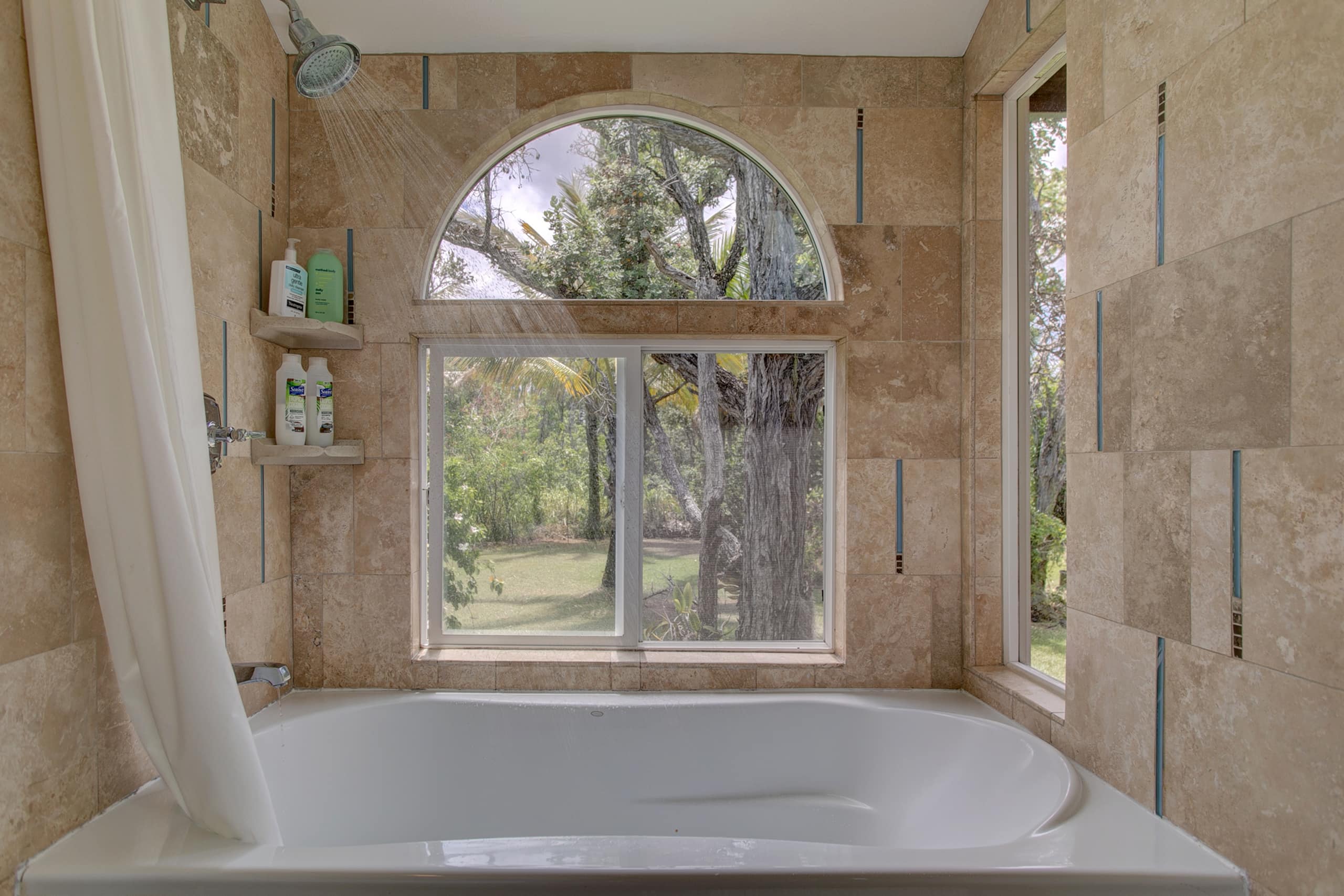 Home in Pahoa · ★4.86 · 1 bedroom · 1 bed · 1 bath - Image 13
