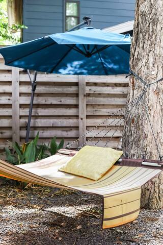 Walk to Rainey & 6th – Pool, Fun for Groups! gallery image 2