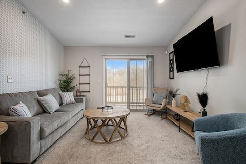 Mishawaka Serenity: Modern 2 BR Gem