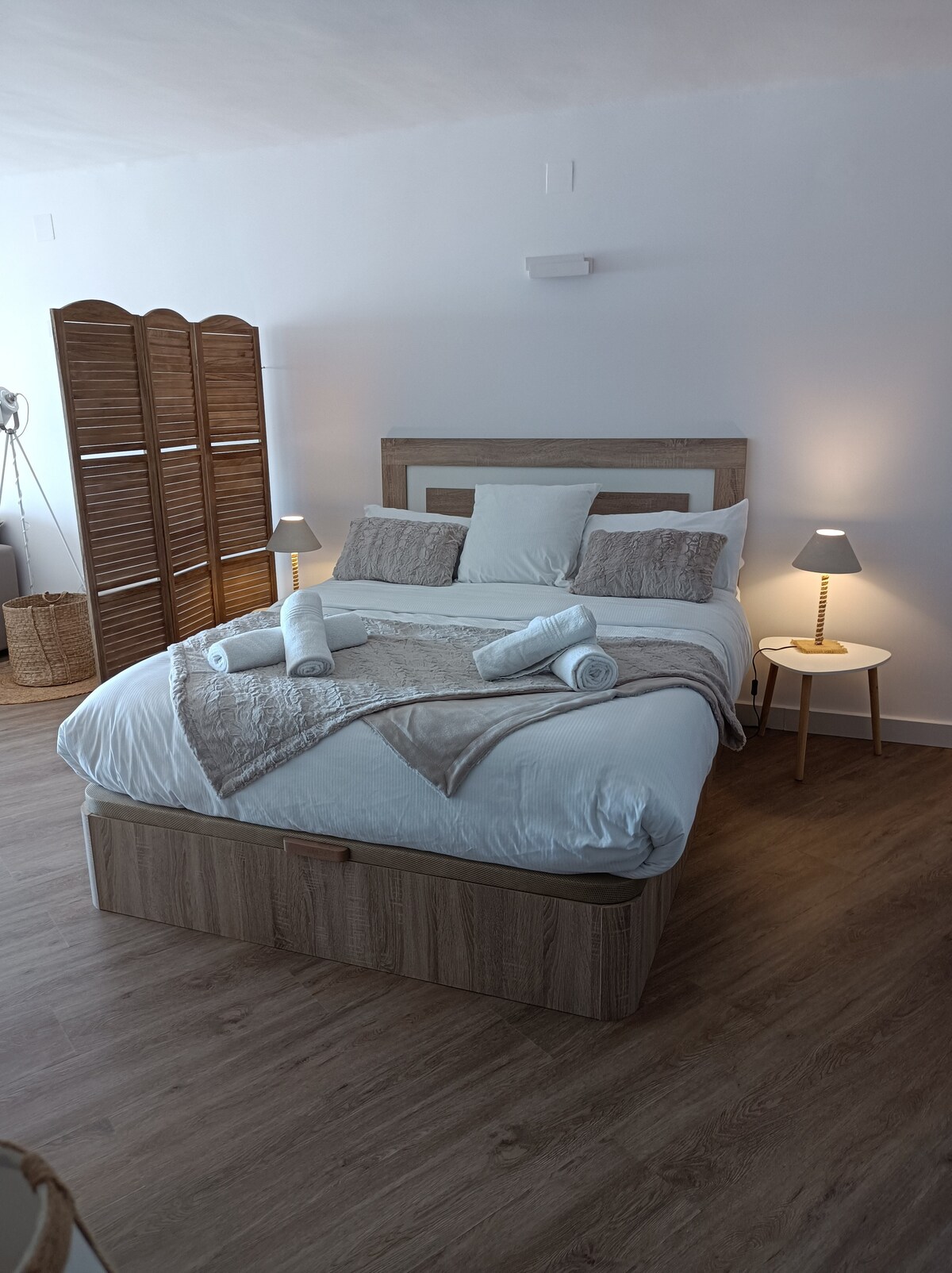 Annonce Airbnb populaire: Large Modern Studio with Sea View à Castelló D'empúries