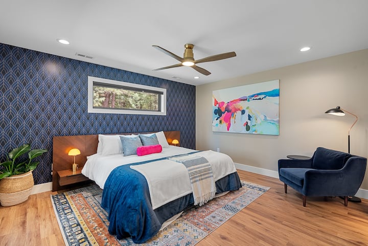 Vychutnajte si pohodlnú manželskú posteľ veľkosti King a kútik na čítanie. 