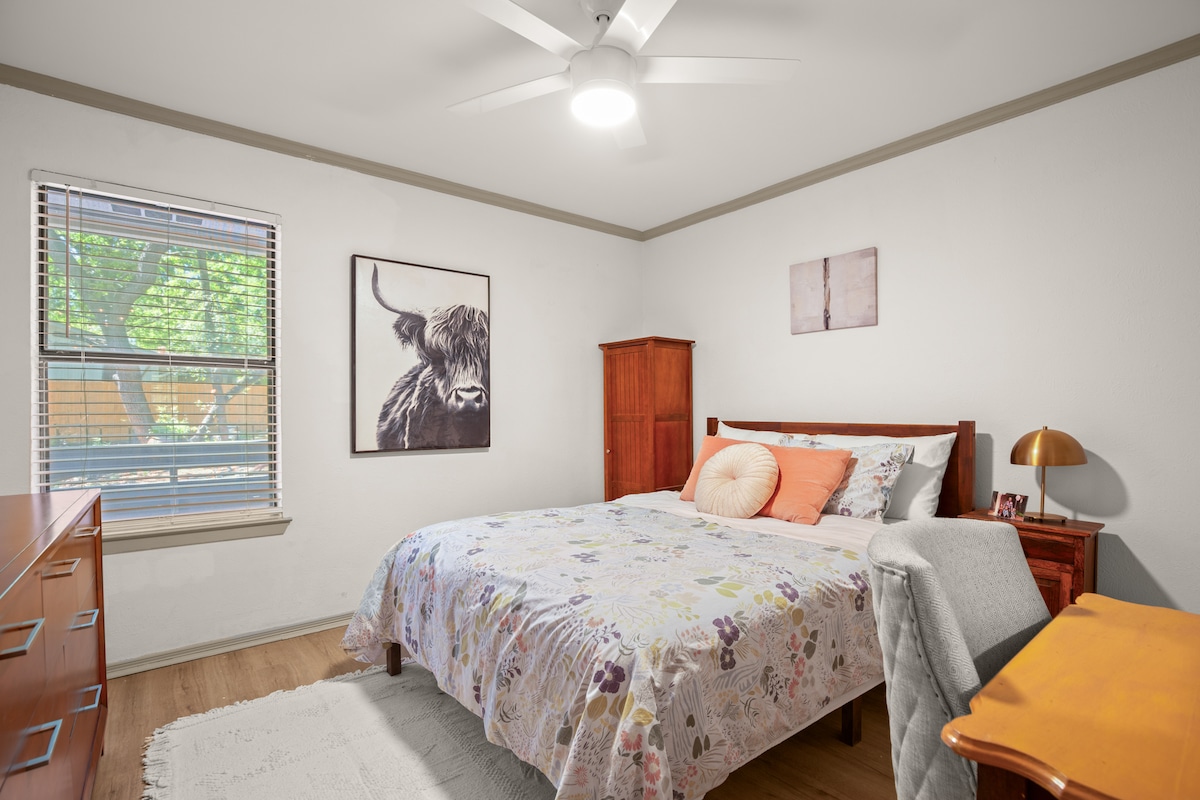 Cama tamaño queen, vestidor, armario y tocador.