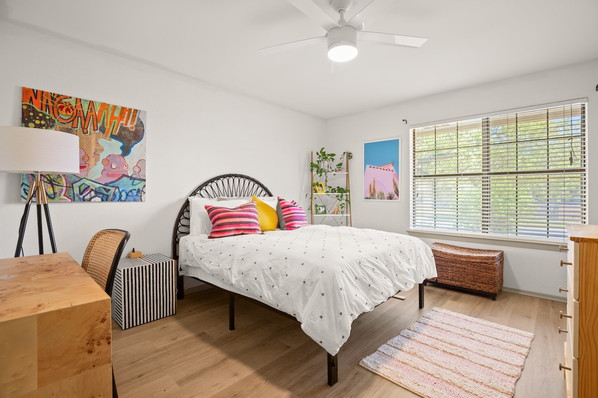 Cama tamaño queen, vestidor, armario y tocador.