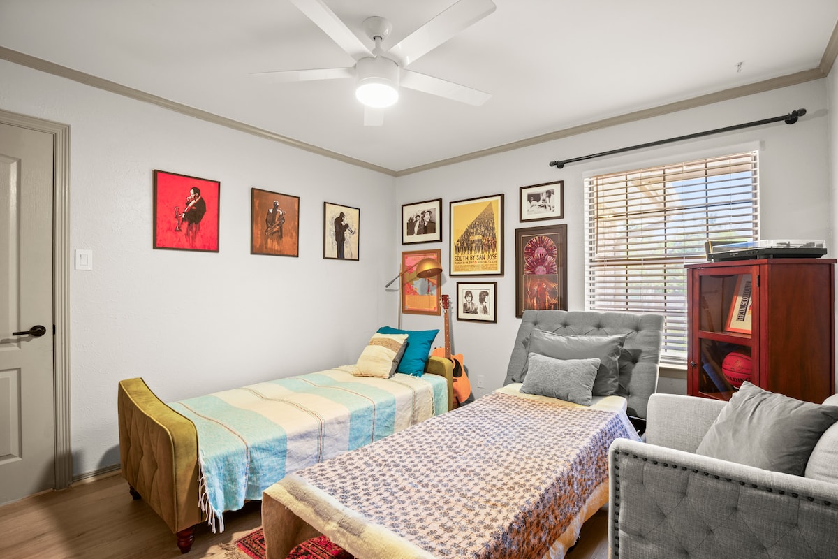 2 camas individuales estarán listas antes del registro. Ambos son desplegables desde un sofá y almacenamiento, pero tienen colchones muy cómodos.