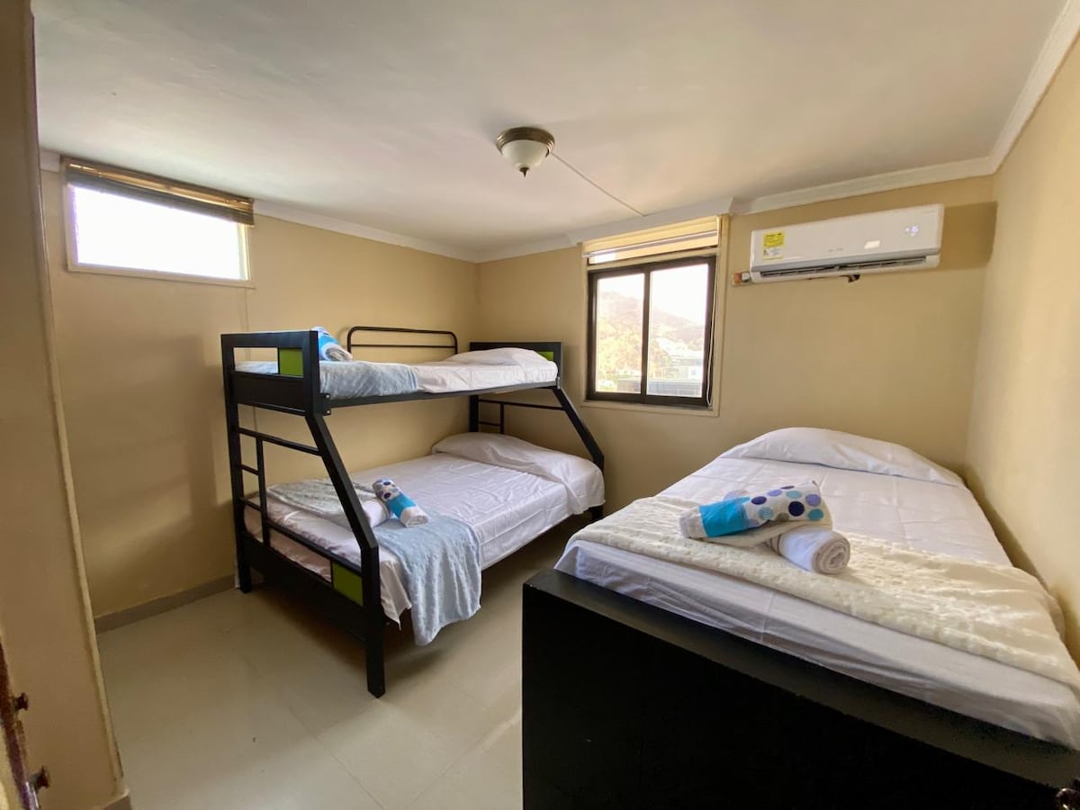 تحتوي هذه الغرفة على سرير مزدوج، وكوخ مزدوج في الطابق العلوي بسيط. يحتوي على مكيف وخزانة.