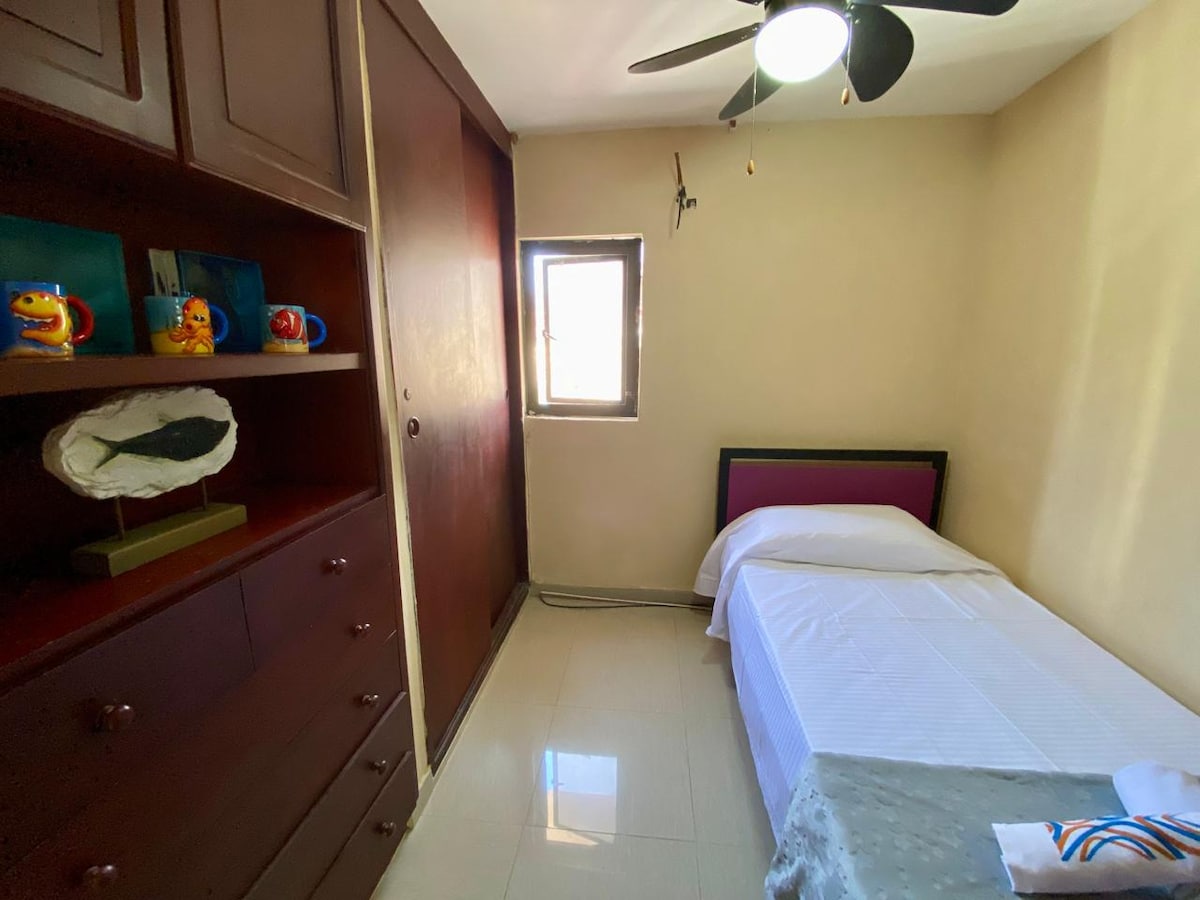 تحتوي هذه الغرفة على سرير بسيط وخزانة وشرفة سقف.