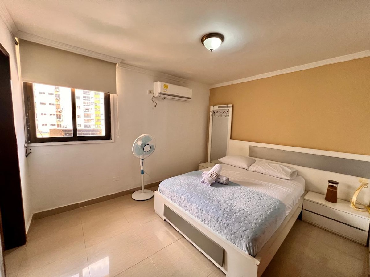 تحتوي الغرفة الرئيسية على سرير مزدوج ومكيف هواء وحمام كامل وخزانة وتلفزيون