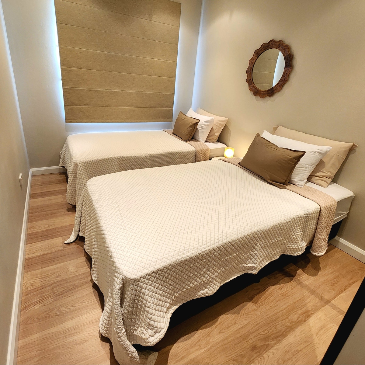 Esta habitación tiene 2 camas individuales tamaño king que se pueden juntar fácilmente para parejas. Toda la ropa de cama se renovó para que la disfrutes.