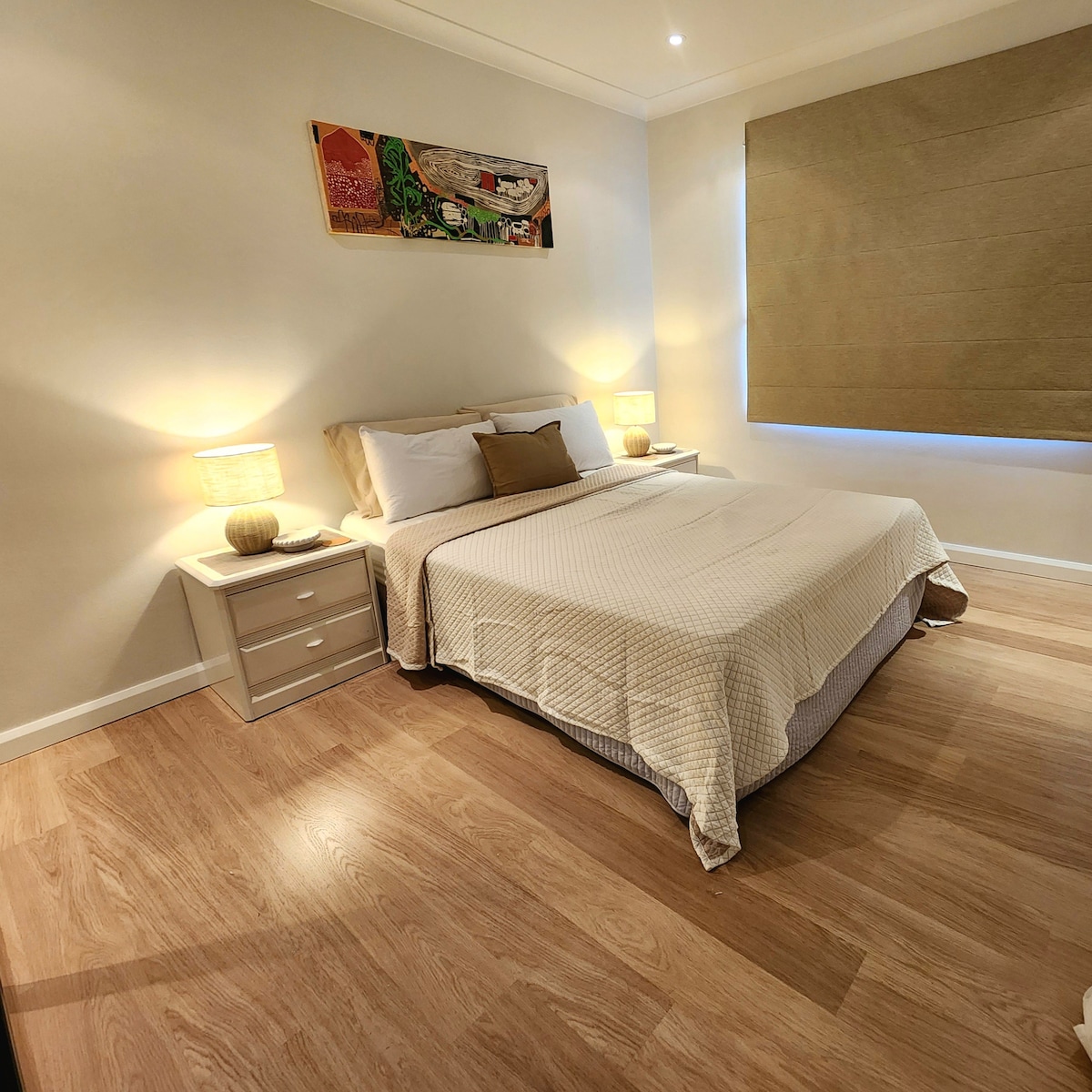 La habitación principal está equipada con una cama tamaño king y es espaciosa y cómoda.  La ropa de cama se renovó completamente para que la disfrutes.