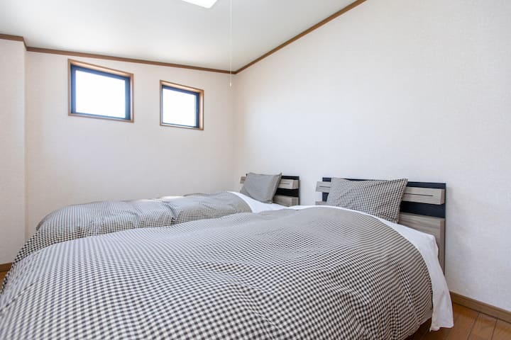 3階シングルベッド2台の部屋