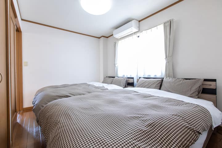 2階ダブルベッド2台の部屋