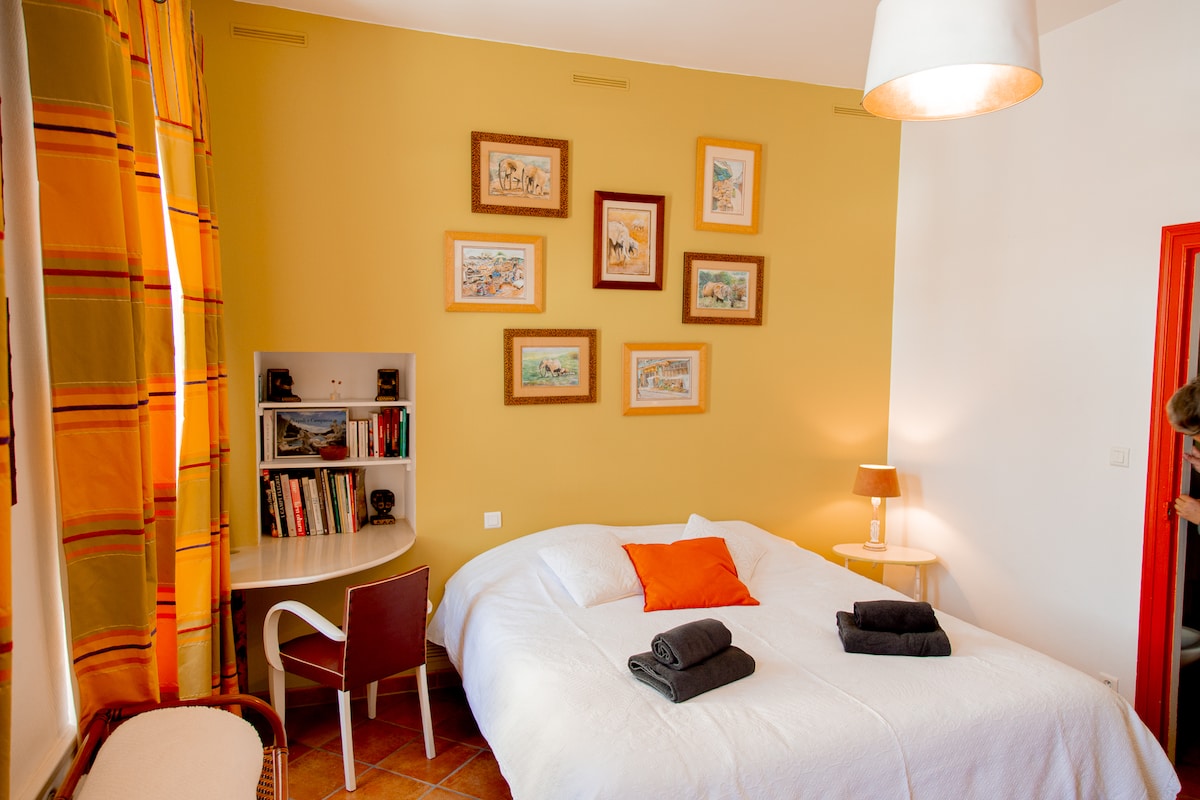 De slaapkamer met eigen badkamer op de begane grond.