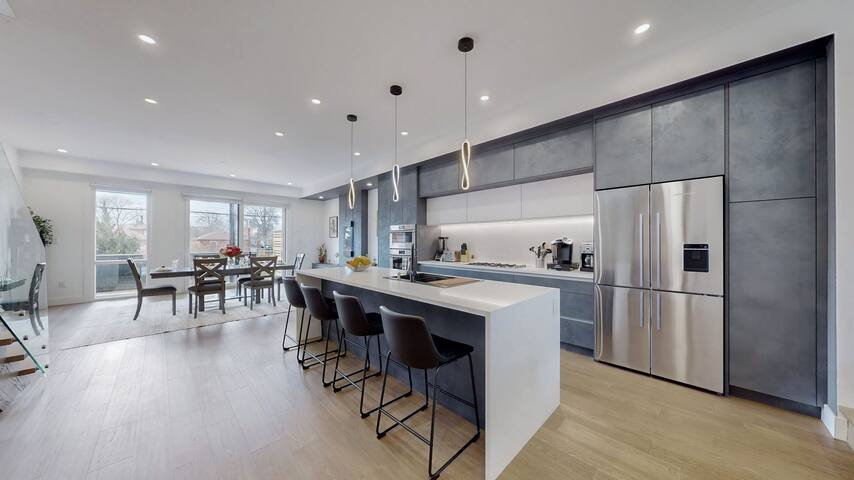 3BR 4BA Executive home w Ensuite laundry &parkings