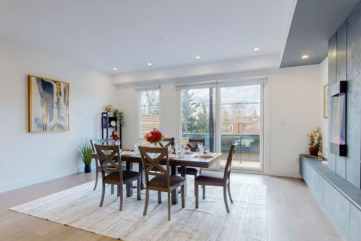 3BR 4BA Executive home w Ensuite laundry &parkings gallery image 3