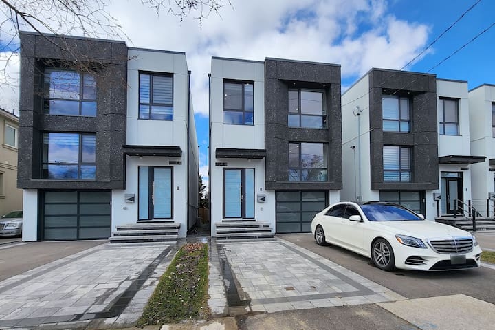 3BR 4BA Executive home w Ensuite laundry &Parkings