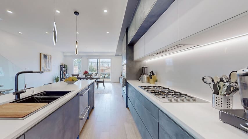 3BR 4BA Executive home w Ensuite laundry &parkings gallery image 4