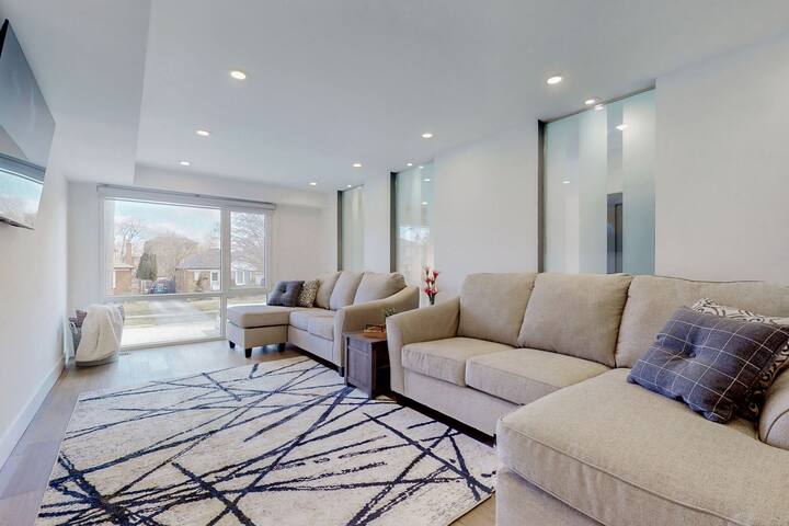 3BR 4BA Executive home w Ensuite laundry &parkings gallery image 2