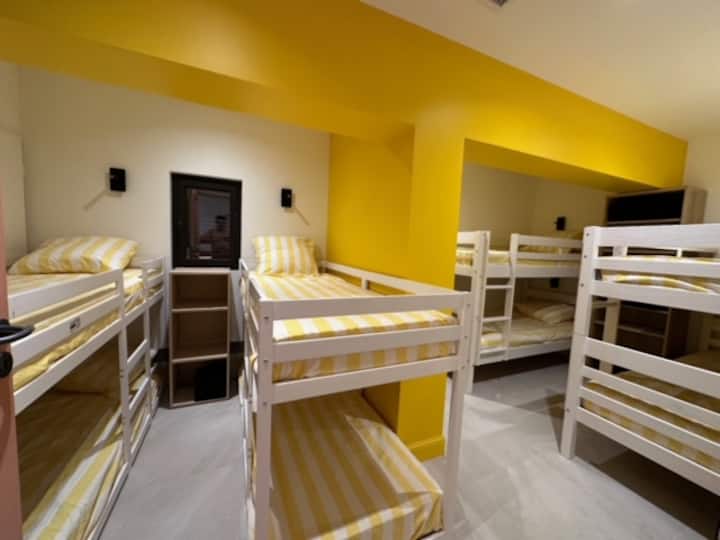 Il dormitorio è composto da 8 posti letto con ciascuno un lettore e una presa usb...4 letti sono destinati ai più piccoli e altri 4 sono destinati ad adolescenti e giovani adulti