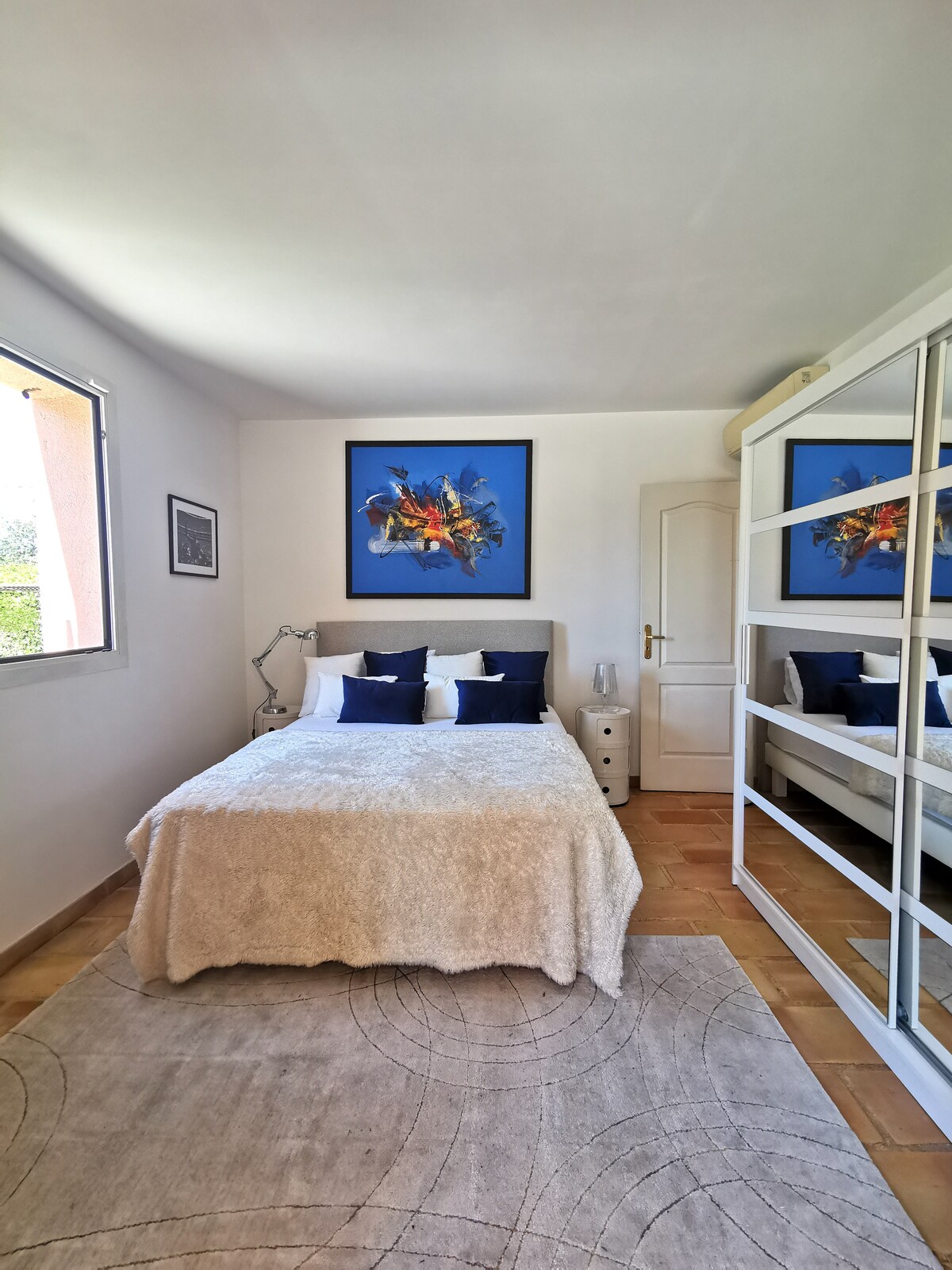 Deze kamer heeft een eigen terras met uitzicht op de tuin.