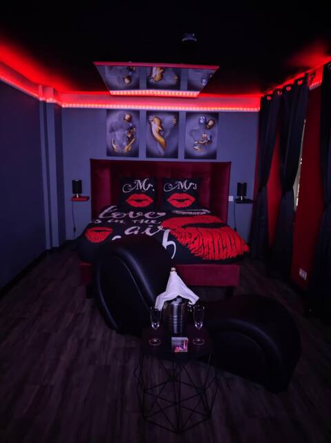 Romantic Love Room with Hot Tub