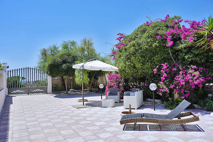 Villa fronte Mare salento 20 metri dal mare