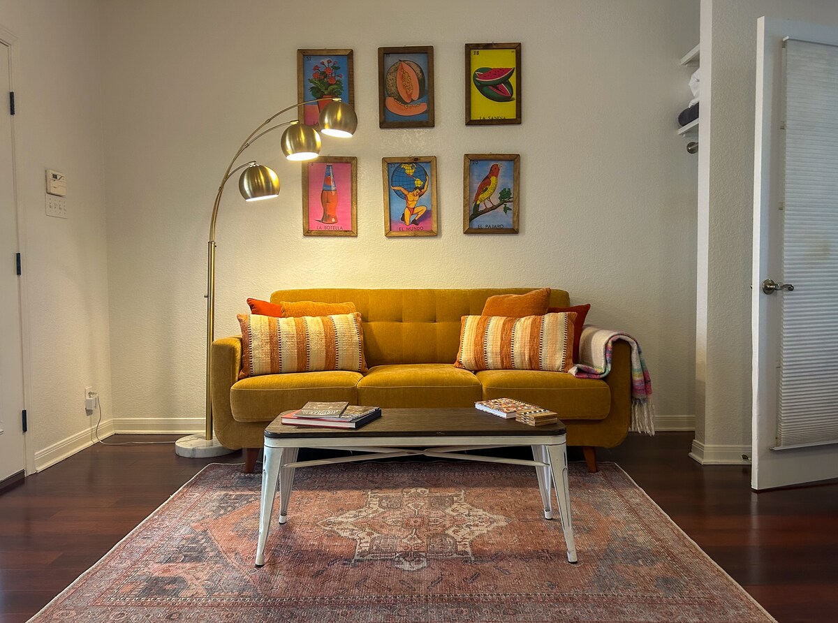 Top Airbnb: Stay in SA—Couple's getaway w Patio & Full Kitchen in Midtown
