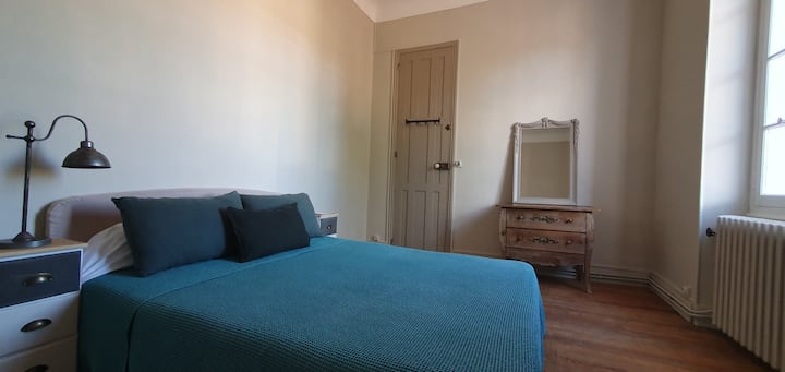 La chambre de Christophe : 13m2, lit 160X200, vue sur les collines. Peut accueillir un lit parapluie pour 1 enfant jusqu'à 2 ans