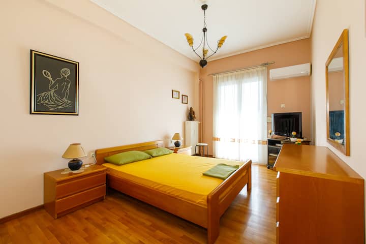 Спална соба со брачен кревет (широк 150-179