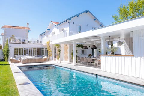 Villa Les Peupliers with pool by the sea