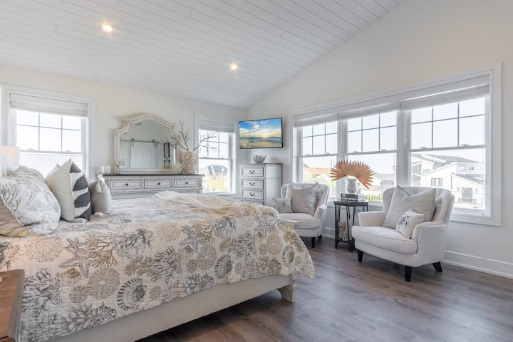 Spálňa 5 - primárna spálňa s vlastným vchodom: manželská posteľ + luxusná útulná posteľná bielizeň + komoda + inteligentná televízia+ stoličky na čítanie + výhľad na záliv 