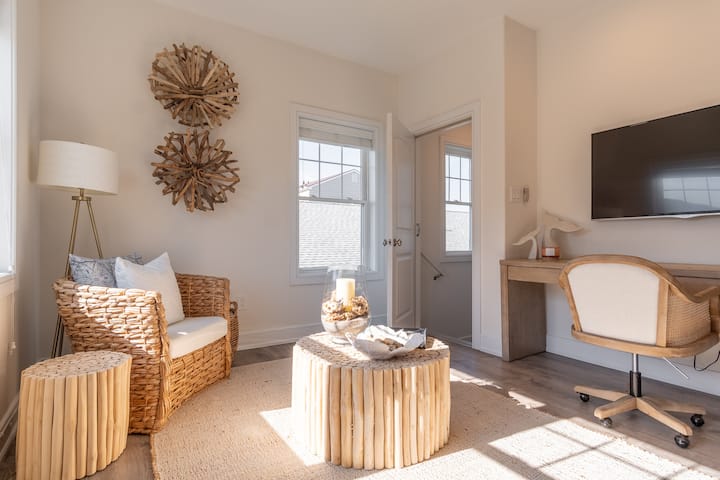 Od fotiek bola do miestnosti pridaná rozkladacia pohovka. 