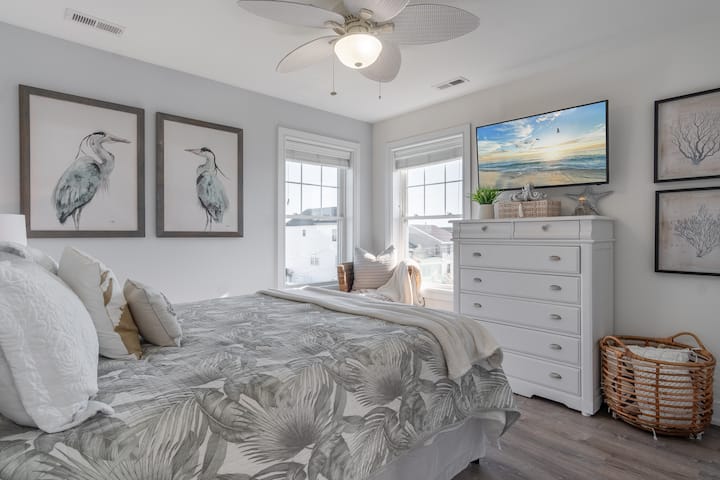 Spálňa 2: menšia manželská posteľ + útulná zemitá posteľná bielizeň + komoda + inteligentná televízia + skriňa + zamatové vešiaky