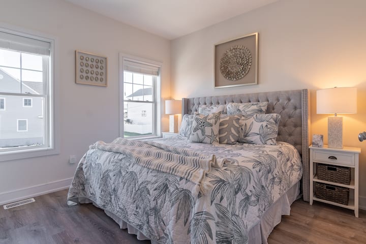 Spálňa 1: manželská posteľ + komoda + výhľad na záliv + luxusná posteľná bielizeň + kúpeľňa so sprchovacím kútom {Táto kúpeľňa je prístupná aj z chodby} + skriňa + zamatové vešiaky