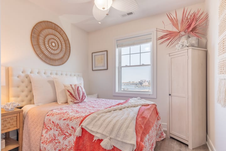 Spálňa 4: manželská posteľ + luxusná posteľná bielizeň + šatníková skriňa + zamatové vešiaky + výhľad na záliv 