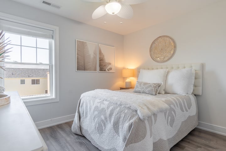 Spálňa 3: manželská posteľ + luxusná posteľná bielizeň + komoda + skriňa + zamatové vešiaky