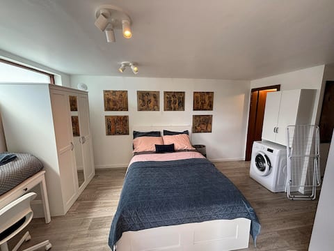 Studio Apartment Close to it All