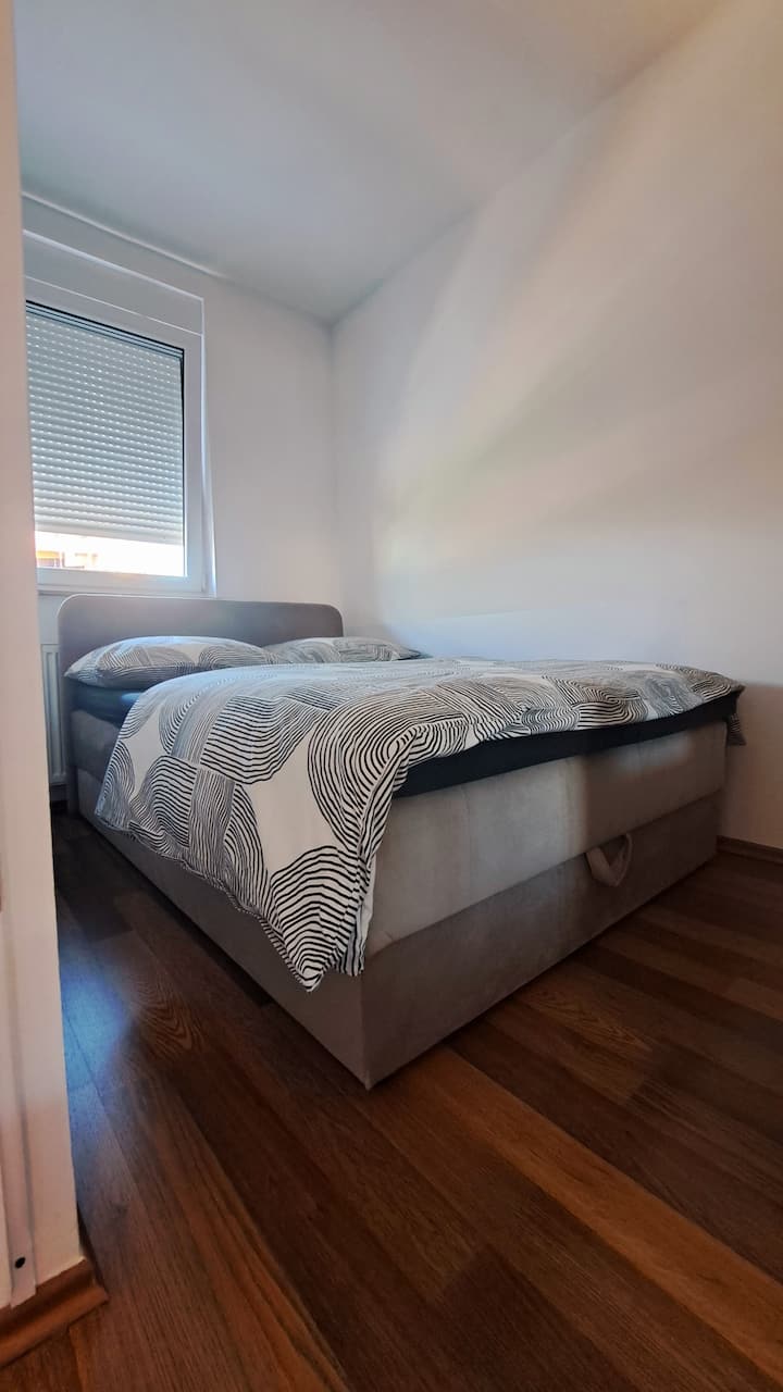 quarto com cama boxspring e guarda-roupa