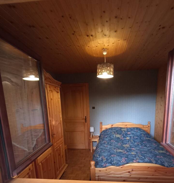 dhomë gjumi në katin përdhes me dhomë dushi brenda në suitë 