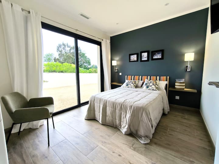 Ფუნქციური სათავსო, საგარდერობო ოთახით ან გარდერობითა და საკიდებით.