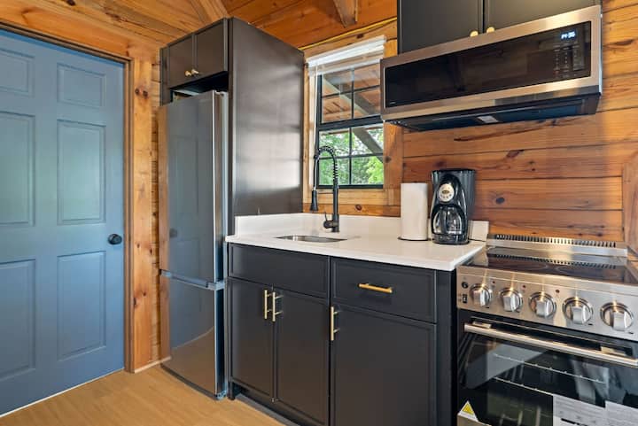 Wren’s Nest Cabin: Woodland Escape With Hot Tub - Dale Hollow Reservoir, TN