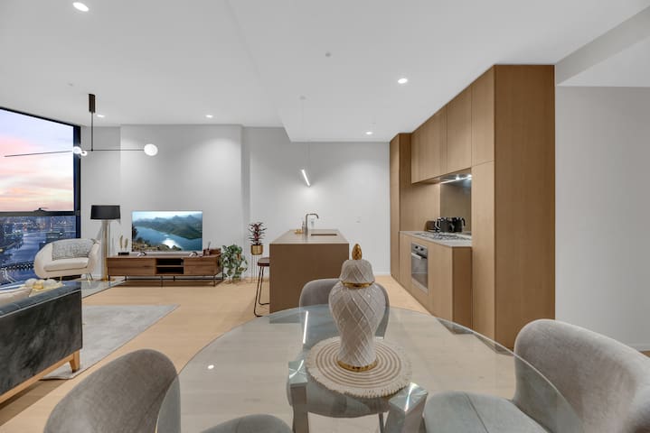 Luxury Penthouse 3 Bed 2 Bath Apartment with View gallery image 2