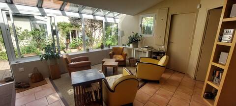 Popular Airbnb listing: small house in a green setting near Paris in Gentilly