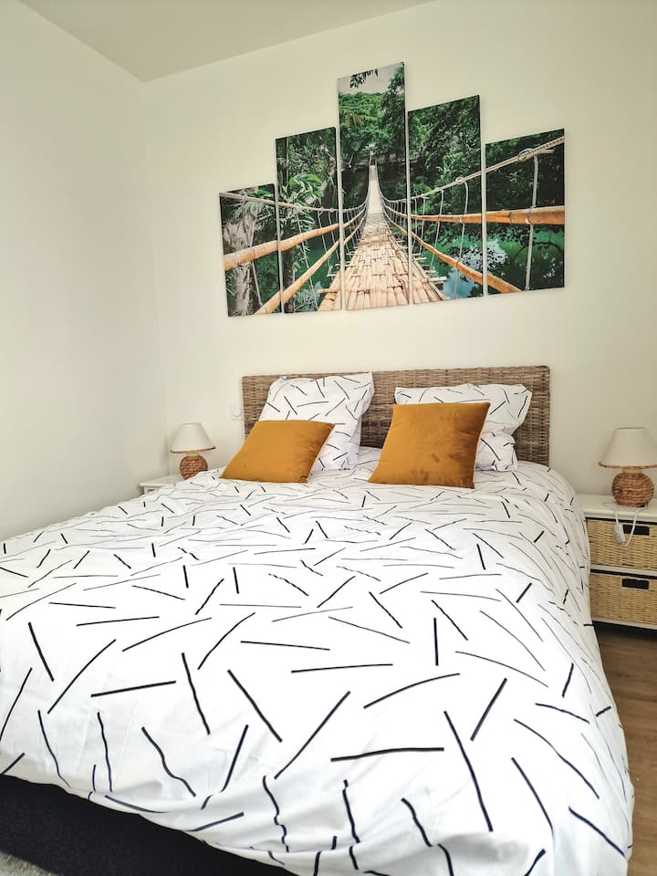 140 cm x 190 kreveta s visokokvalitetnom i novom posteljinom