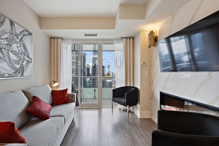 Modern 2BR Condo + Parking +Gym, CN Tower
