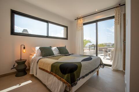 Superb luxury 2-bedroom apartment, air conditioning, beach nearby